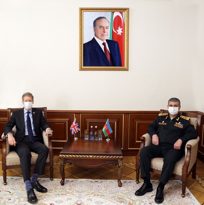   Militärische Zusammenarbeit zwischen Aserbaidschan und Großbritannien diskutiert  