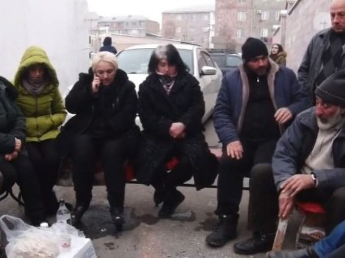  İtkin düşən erməni hərbçilərin valideynləri oturaq aksiya keçirir 