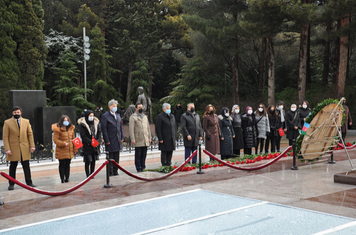 Una delegación de psicólogos de Turquía visitó la tumba de Heydar Aliyev -   FOTOS  