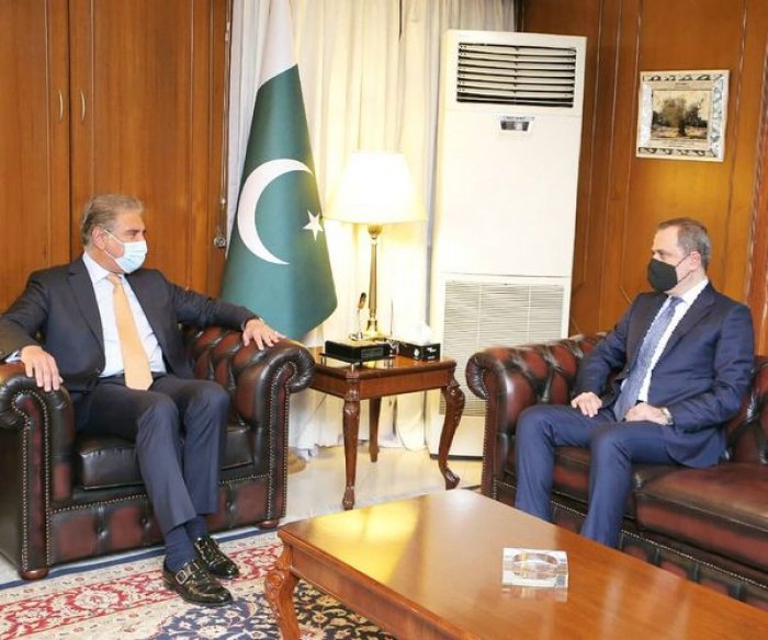   Jeyhun Bayramov meets with his Pakistani counterpart  