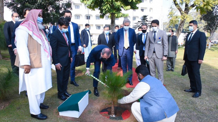  جيحون بيراموف يغرس شجرة في حديقة وزارة الخارجية الباكستانية - صور