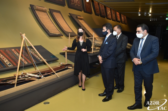 La delegación de la ICESCO visita el Museo Nacional de Alfombras de Azerbaiyán