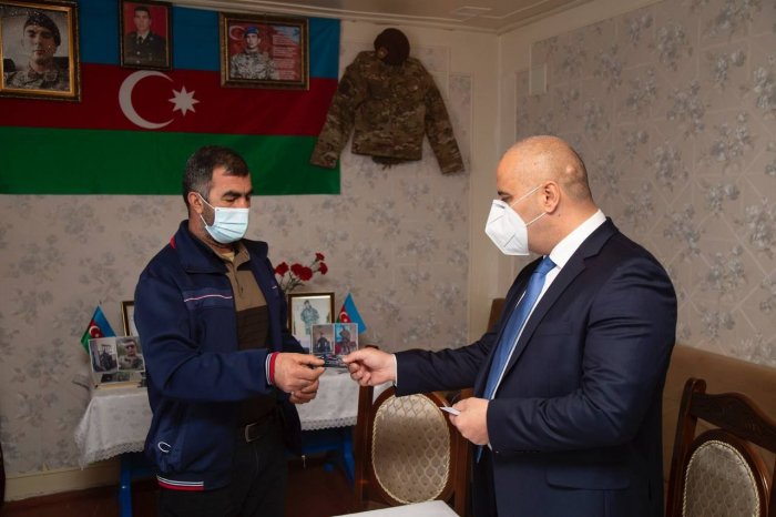 Şəhid ailələrinə təqaüd kartı və “Şəhid ailəsi üzvü” vəsiqəsi verildi