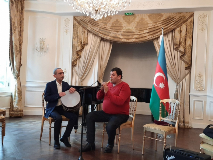Programa del concierto en memoria de los mártires del 20 de enero y de la guerra de Karabaj presentado en París