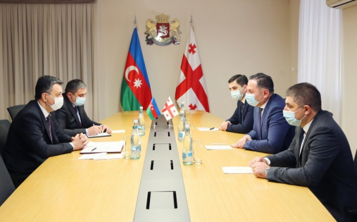 Embajador azerbaiyano se reúne con el ministro del Interior de Georgia