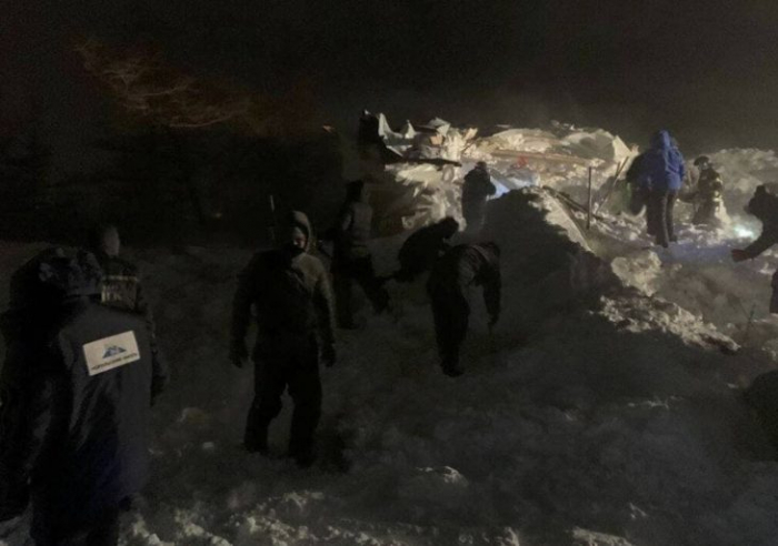   Rusiyada 5 evin sakinləri qar uçqunu altında qaldı -    VİDEO      
