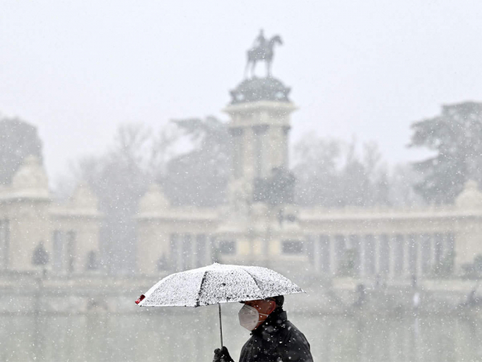 Two die in Spanish storm, troops deployed to help motorists stranded by snow