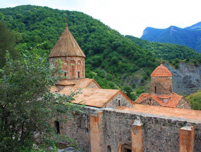 Ermənilər Xudavəng monastrını ziyarət edib 