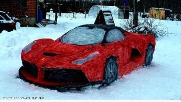 بطريقة غريبة.. نحت سيارة فيراري من الثلج