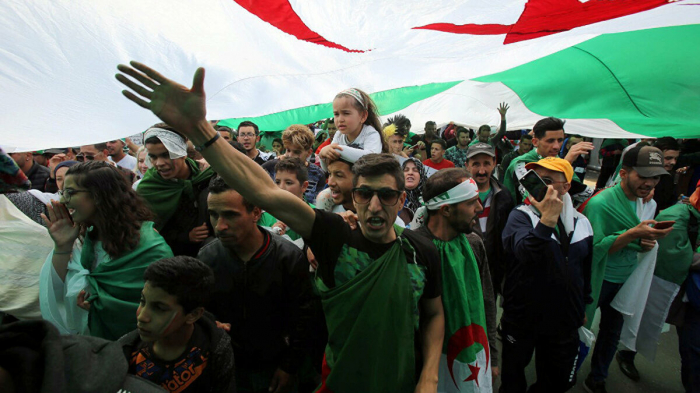طبيب جزائري يحذر من زيادة انتشار "كورونا" مع عودة الحراك الشعبي