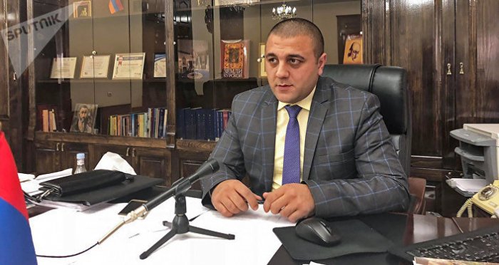  Ermənilər Paşinyanın deputatını Gümrüdən qovdular 