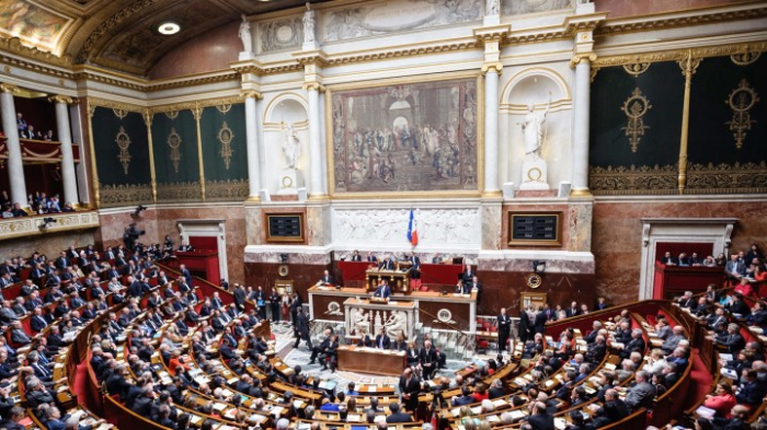 Frankreichs Parlament verlängert Gesundheitsnotstand bis in den Sommer, Lockdown für Athen