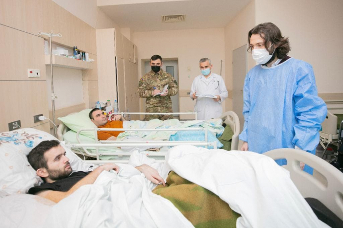 Des médecins turcs examinent des militaires azerbaïdjanais blessés lors de la Guerre patriotique