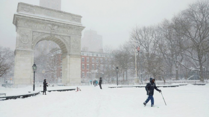 Huge snowstorm hits US east coast