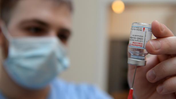 La production du vaccin Moderna contre le coronavirus sur le sol français débutera «courant mars»