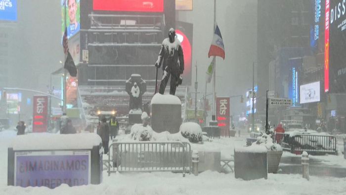  Heavy snow brings New York City to a standstill -  NO COMMENT  