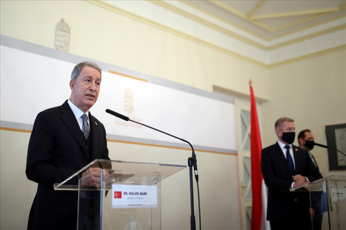   Hulusi Akar habló sobre Azerbaiyán con el ministro húngaro   