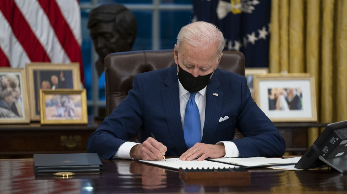 Biden firma decretos de inmigración y establece un grupo de trabajo para reunir a las familias separadas