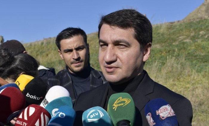     Hikmet Hajiyev:  "Estas destrucciones muestran la verdadera naturaleza de Armenia"  