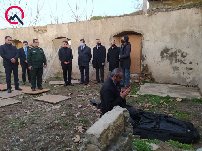   Libyscher Diplomat betet in der zerstörten Moschee von Zangilan -   FOTO    