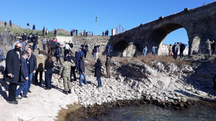   Ausländische Diplomaten besuchen die Hudaferin-Brücke  