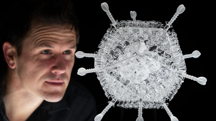Britischer Künstler baut AstraZeneca-Impfstoff als Glasskulptur nach