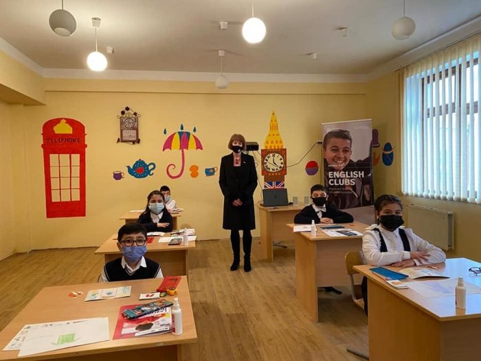 UK minister visits English language training center in Mushfigabad -   PHOTO  
