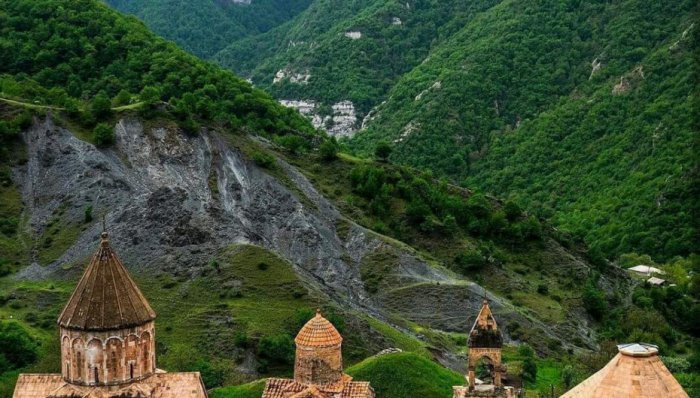   Los militares azerbaiyanos no permitieron a los armenios ingresar al monasterio de Khudavang por no acordar la visita de antemano  