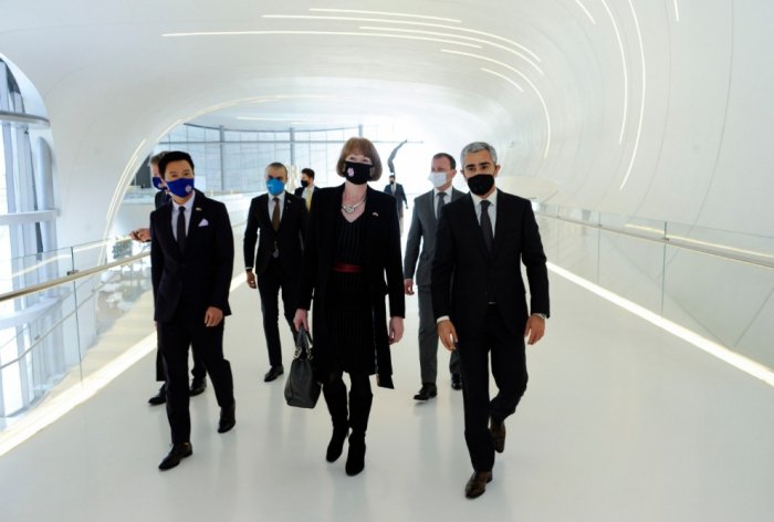   Wendy Morton visita el Centro Heydar Aliyev -   FOTOS    