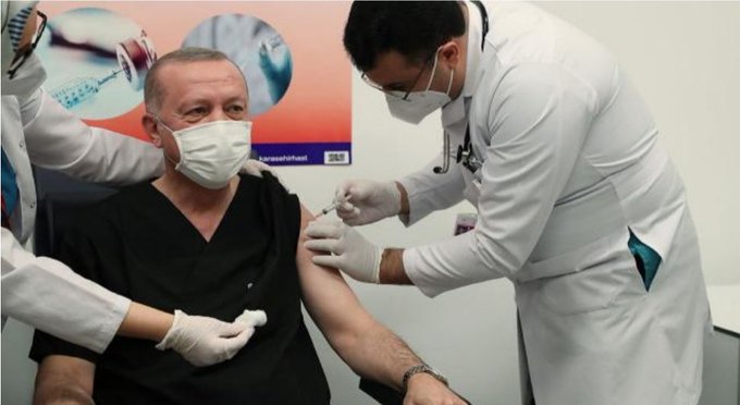 El presidente de Turquía recibe la segunda dosis de la vacuna contra el coronavirus