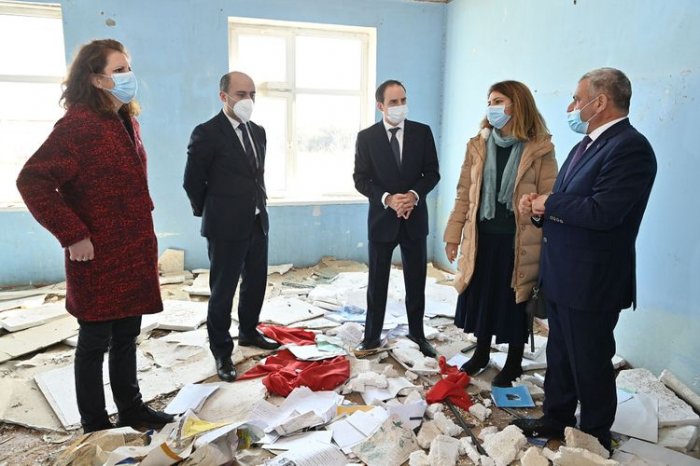  Funcionarios de UNICEF y CICR visitan escuelas destruidas por armenios -  FOTOS  