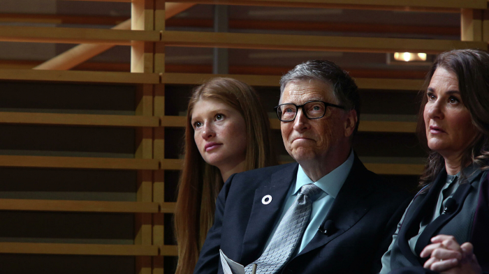 Tochter von Bill Gates macht sich über Mikrochip-Einpflanzung nach Covid-19-Impfung lustig