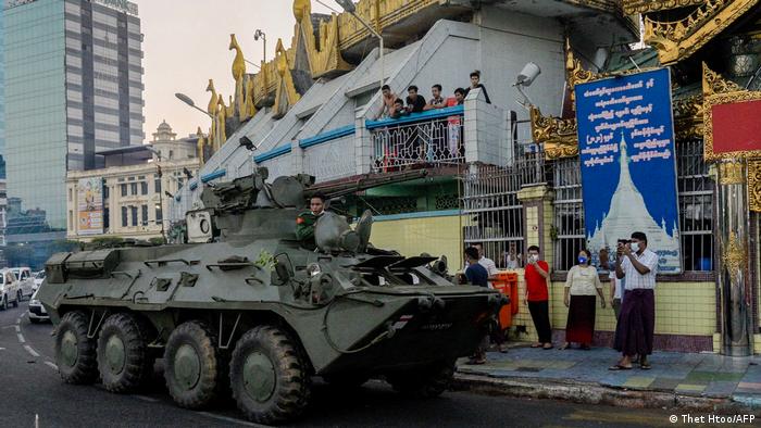 Birmania pasa la noche sin internet y con los tanques en las calles