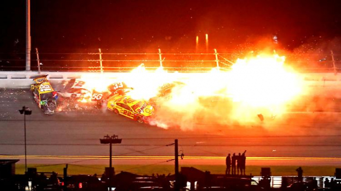  Ewiger Nascar-Thriller endet mit Feuerball 