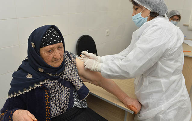   Une Azerbaïdjanaise de 100 ans a été vaccinée contre le coronavirus  