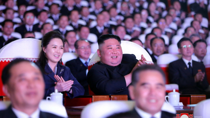 La esposa de Kim Jong-un reaparece en público más de un año después