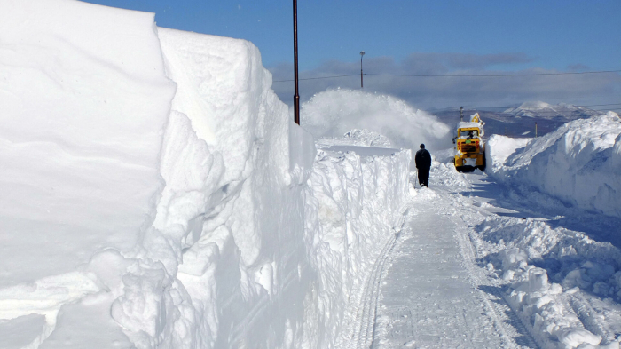 Bei diesen Schneebergen in Russland sieht das Schneechaos in Deutschland harmlos aus