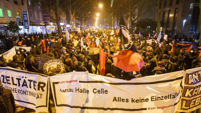 Ein Jahr nach Hanau-Anschlag: Knapp 3000 Menschen demonstrieren in Frankfurt