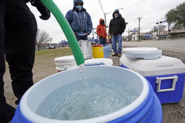 Disminuyen los cortes de energía en Texas pero persisten los problemas del agua