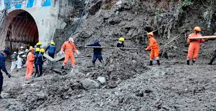 Sube a 62 la cifra de muertos tras el colapso de un glaciar en el norte de la India