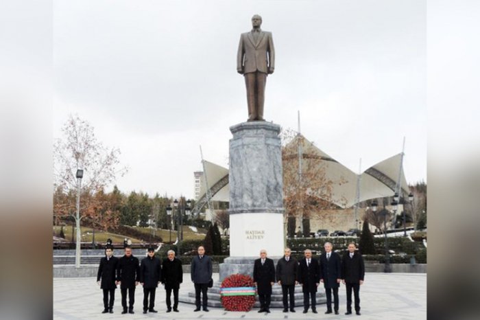 El primer ministro azerbaiyano visita el parque de Heydar Aliyev en Ankara