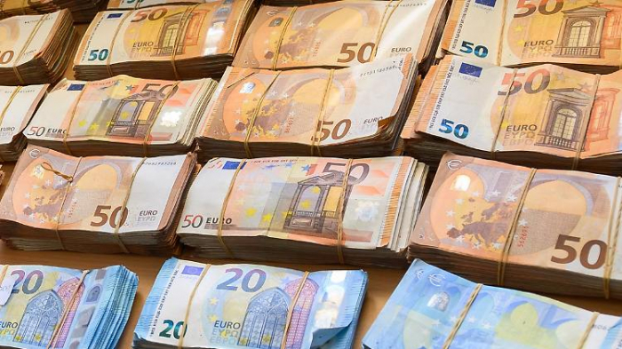 Europäer sparen Hunderte Milliarden Euro