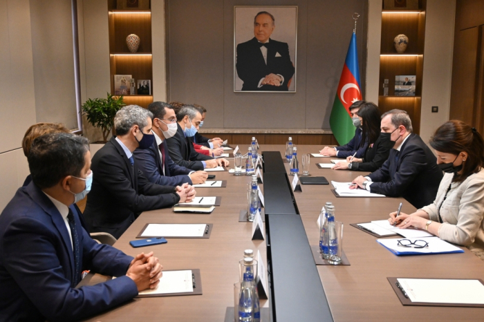  Le ministre azerbaïdjanais des AE reçoit une délégation de l