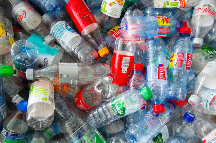 Polizei schnappt Mann mit 26.000 Plastikflaschen und gefälschten Pfandetiketten