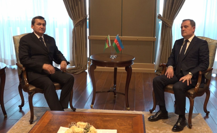   Jeyhun Bayramov traf sich mit seinem turkmenischen Amtskollegen  