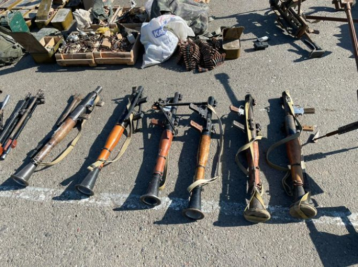  La police azerbaïdjanaise trouve des armes et des munitions abandonnées par des Arméniens à Djabraïl 