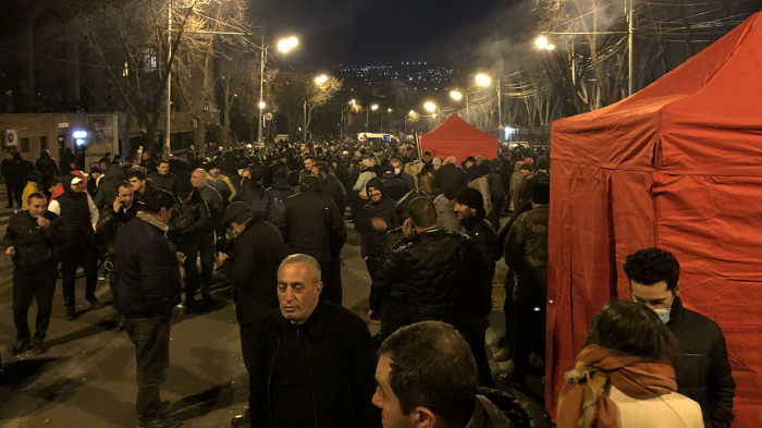   Armenien:  Regierungsgegner campieren zweite Nacht vor Parlament 