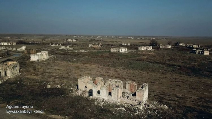   El Ministerio de Defensa presenta imágenes de la aldea de Eyvazkhanbeyli de la región de Aghdam  