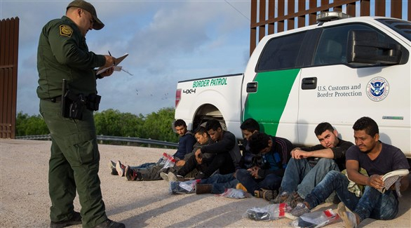 حرس الحدود الأمريكي يطلق سراح مهاجرين غير شرعيين قادمين من المكسيك