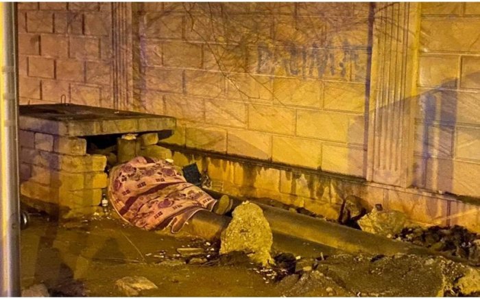 Küçədə gecələyən şəxs sığınacağa aparıldı -    FOTO   